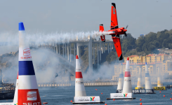 Red Bull Air Race enche margens do Douro e consagra Steve Jones no Porto